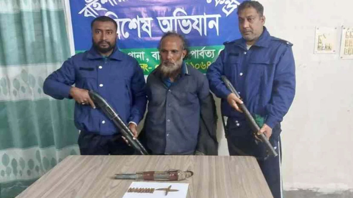 অস্ত্র ও গুলিসহ গ্রেপ্তার আমির হামজা। ছবি- সংগৃহীত