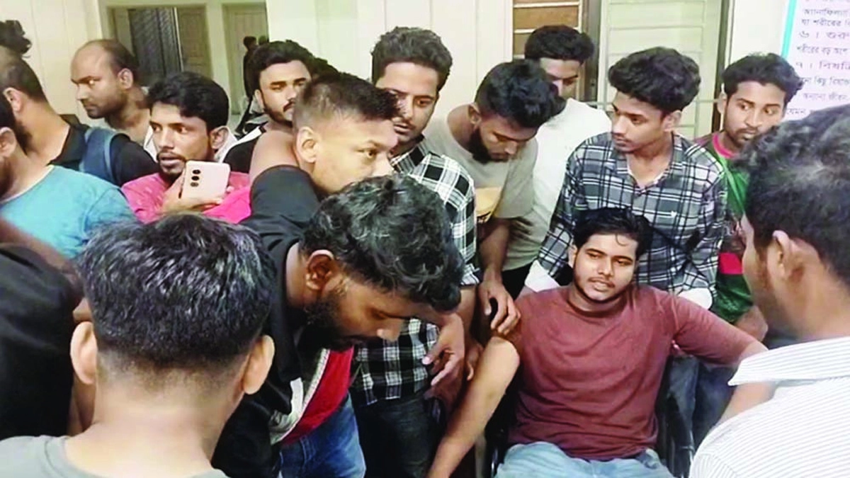 বিএনপির লিফলেট বিতরণকালে আ. লীগের নেতাকর্মীদের হামলা। ছবি- সংগৃহীত