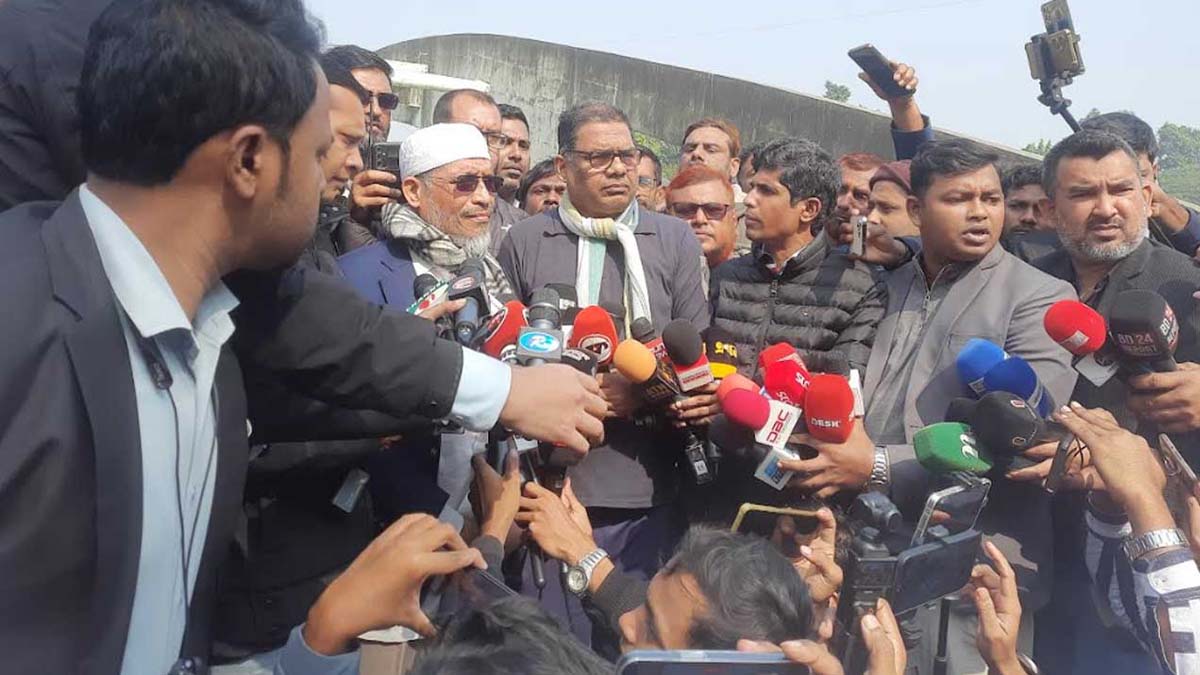 খালেদা জিয়ার কবর জিয়ারত শেষে লুৎফুজ্জামান বাবর