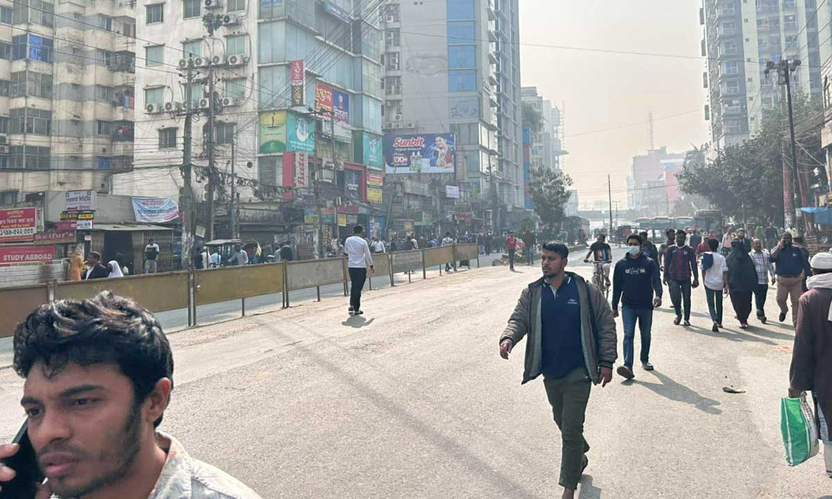 ব্যাটারিচালিত রিকশাচালকদের সড়ক অবরোধ। ছবি : সংগৃহীত