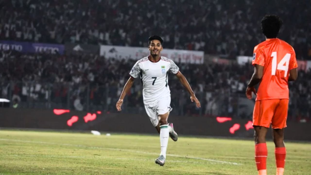 ২ মিনিট দেরি করায় বাফুফেকে দেড় লাখ টাকা জরিমানা