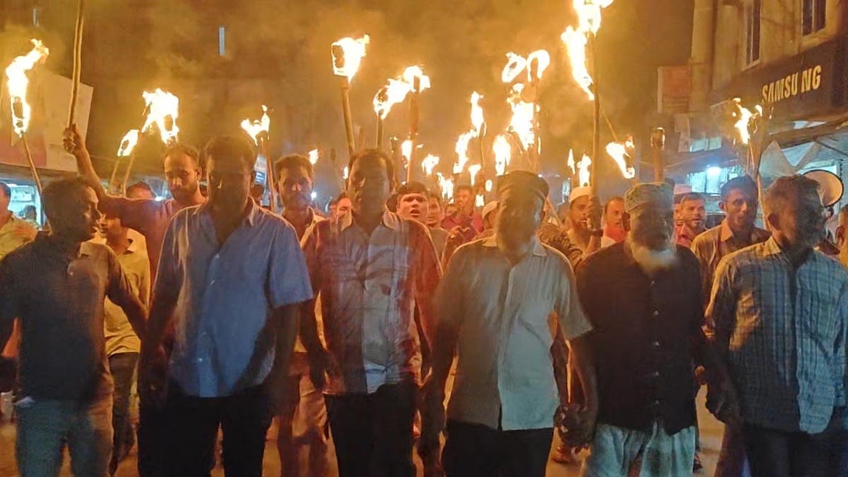 বাগেরহাটে ৪ আসনকে ৩ আসনে রূপান্তরিত করার প্রস্তাবের প্রতিবাদে বিক্ষোভ। ছবি- রূপালী বাংলাদেশ