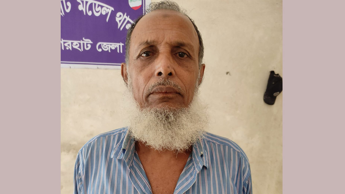 ভুক্তভোগী আব্দুস সামাদ বিশ্বাস।     ছবি- রূপালী বাংলাদেশ