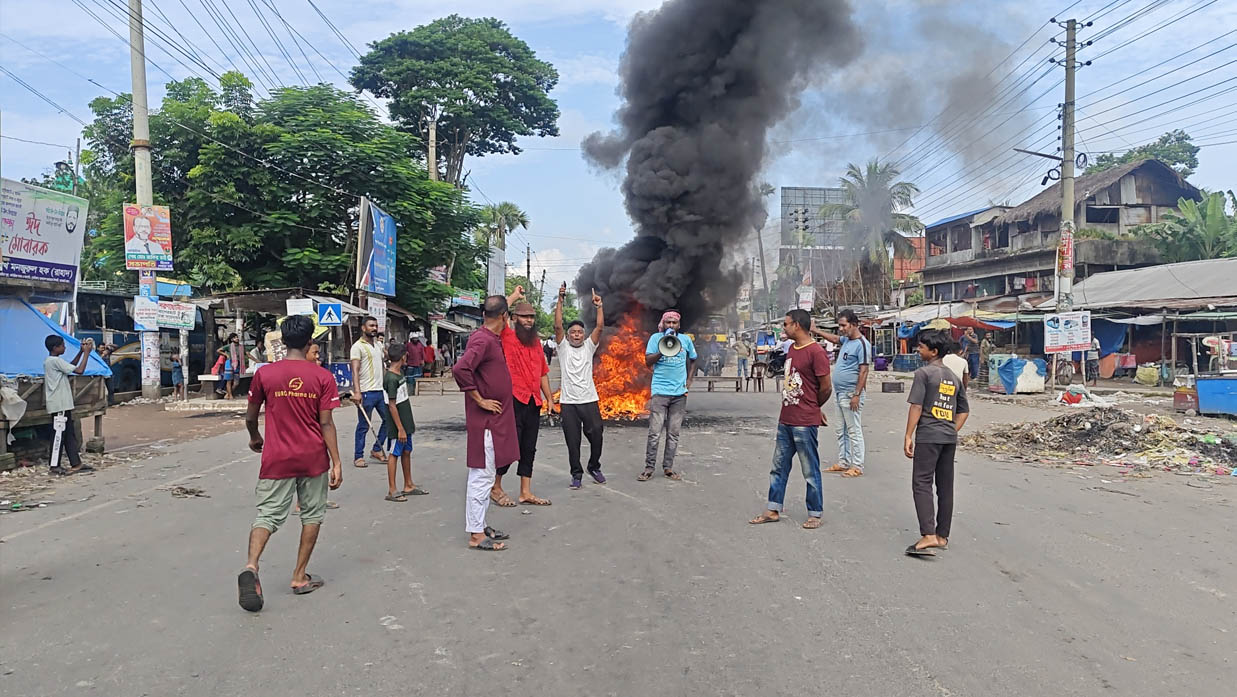টানা ৪৮ ঘণ্টার হরতালের আজ দ্বিতীয় দিনে টায়ার পুড়িয়ে বিক্ষোভ করে।    ছবি- রূপালী বাংলাদেশ