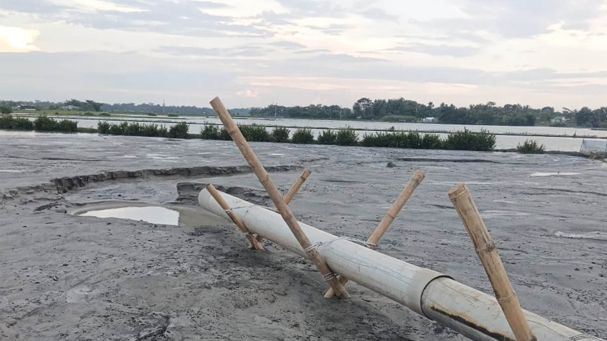 মোংলার জয়মনি ও কাটাখালী এলাকায় রাতের আঁধারে কয়েকটি চিংড়ি ঘের ড্রেজিংয়ের বালু ফেলে ভরাট করার অভিযোগ। ছবি- রূপালী বাংলাদেশ