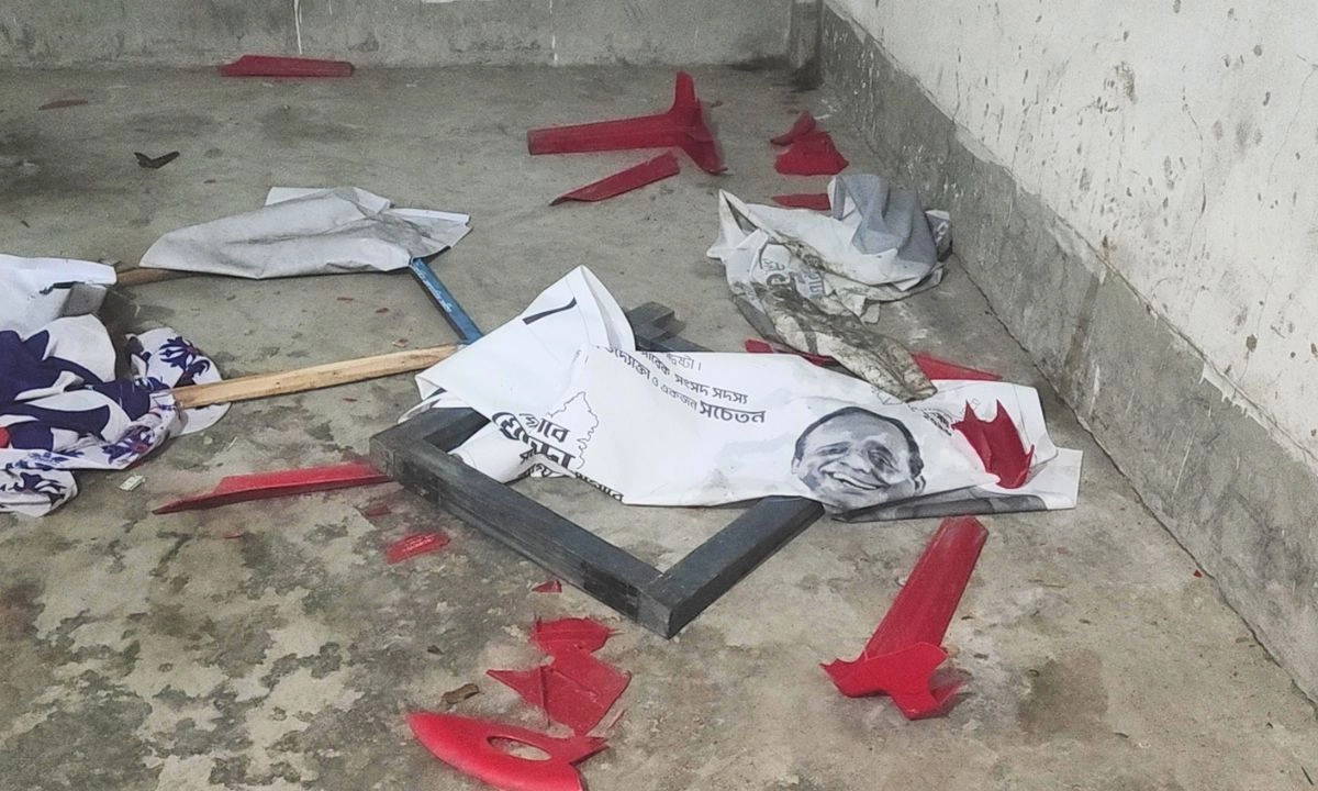 বাগেরহাটের কচুয়ায় স্বতন্ত্র প্রার্থীর নির্বাচনি কার্যালয়ে হামলা ও ভাঙচুর। ছবি : রূপালী বাংলাদেশ
