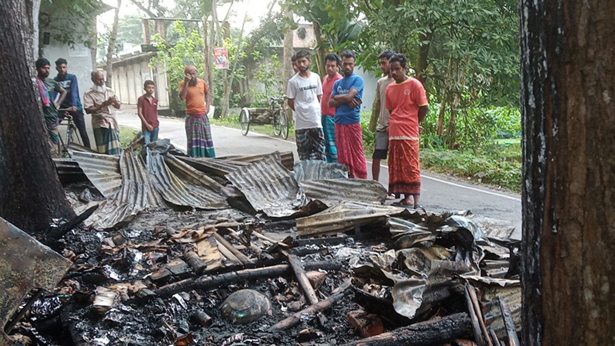 চাঁদা না দেওয়ায় ওষুধের দোকান পুড়িয়ে দেয়ার অভিযোগ