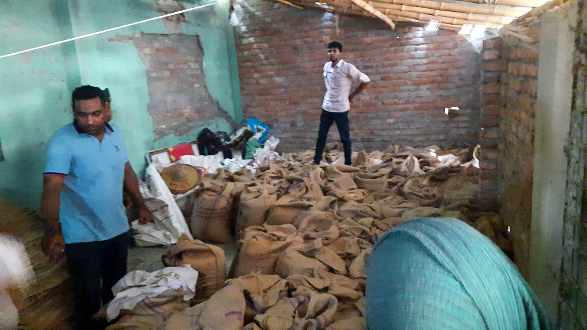 খাদ্যবান্ধব কর্মসূচির চাল অবৈধভাবে মজুত রাখার অভিযোগে ১১৫ বস্তা চাল জব্দ। ছবি- রূপালী বাংলাদেশ