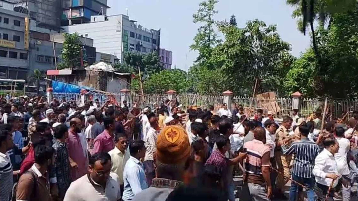 ব্যবসায়ী ও হকারদের মধ্যে ধাওয়া-পাল্টা ধাওয়া হয়।   ছবি : সংগৃহীত