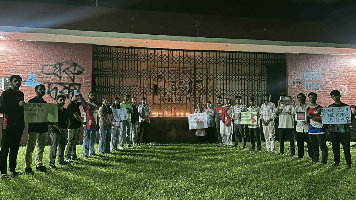 বিশ্ববিদ্যালয়ের মুক্তমঞ্চের সামনে কর্মসূচির আয়োজন করা হয়। ছবি- রূপালী বাংলাদেশ