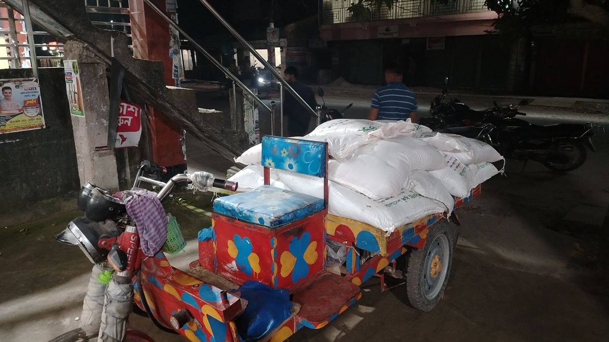 সারসহ ভ্যান আটক। ছবি- রূপালী বাংলাদেশ