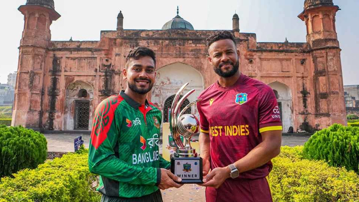 অধিনায়ক মেহেদী হাসান মিরাজ ও ক্যারিবিয়ান অধিনায়ক শাই হোপ লালবাগ কেল্লায় ট্রফি উন্মোচন করেন।       ছবি- সংগৃহীত