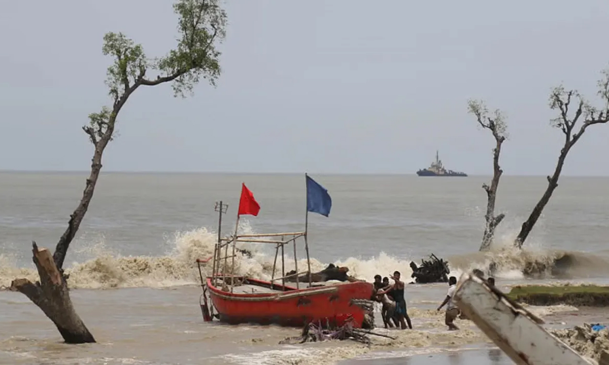 সাগরে সুস্পষ্ট লঘুচাপ, বন্দরে ৩ নম্বর সংকেত