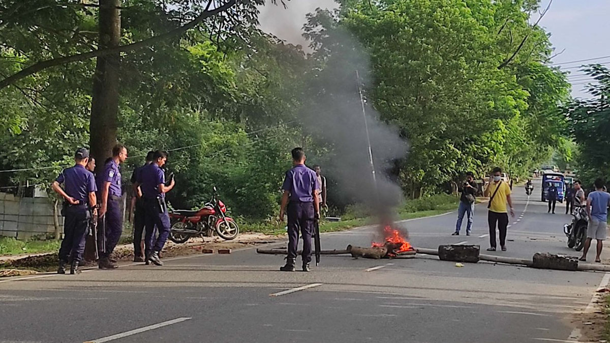বিভিন্ন সড়কে রাস্তায় গাছ ফেলে ও আগুন জ্বালিয়ে অবরোধ করা হয়েছে  ।     ছবি- সংগৃহীত