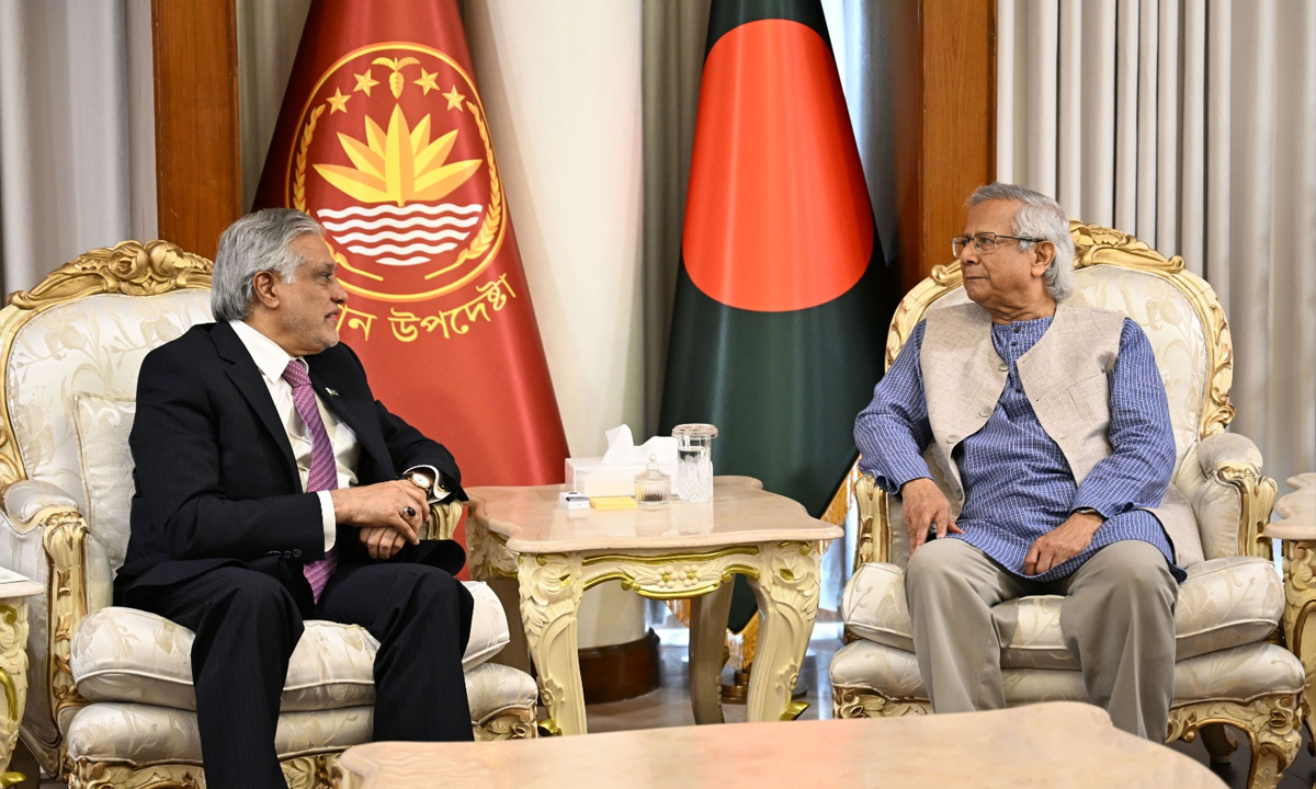 প্রধান উপদেষ্টা ড. মুহাম্মদ ইউনূস ও পাকিস্তানের উপ-প্রধানমন্ত্রী  ইসহাক দার। ছবি- সংগৃহীত