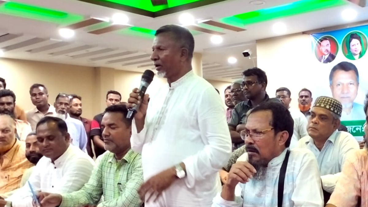 বক্তব্য দেন বিএনপির মনোনিত প্রার্থী আব্দুল বারী। ছবি- রূপালী বাংলাদেশ