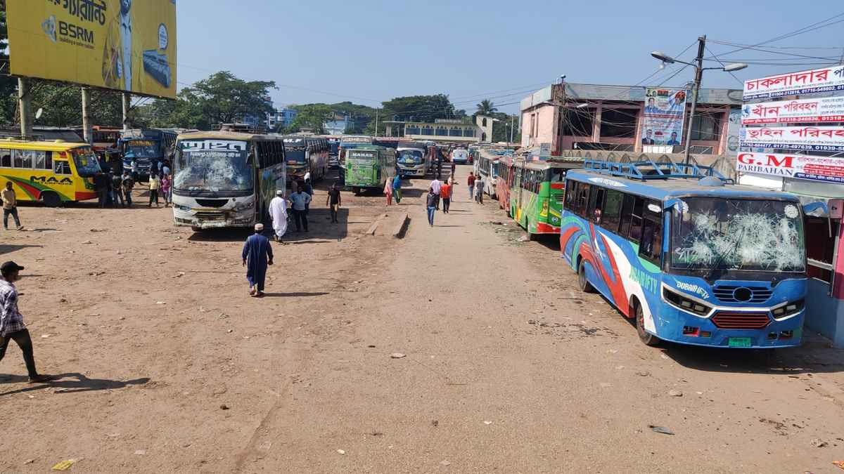 বিক্ষুব্ধ শিক্ষার্থীরা ২০ থেকে ৩০টি বাস ভাংচুর এবং অগ্নিসংযোগ করে।    ছবি- সংগৃহীত