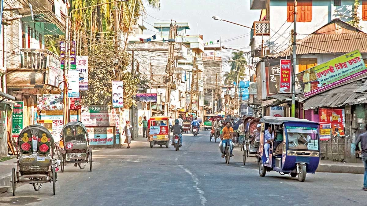 অধিকাংশ ভবন উপকূলীয় নরম পলিমাটির ওপর দাঁড়িয়ে থাকায় সামান্য কম্পনেও ধসে পড়ার ঝুঁকি রয়েছে।    ছবি- সংগৃহীত