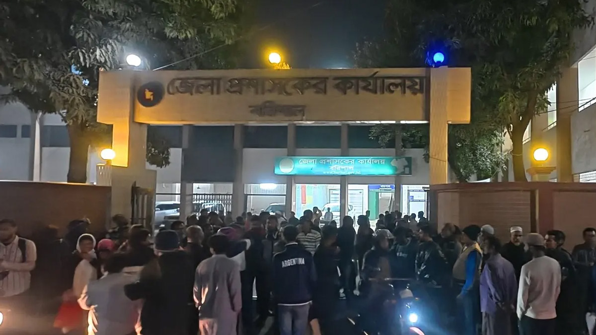 বরিশাল জেলা প্রশাসক কার্যালয়ের সামনে অবস্থান নিয়ে বিক্ষোভ করেন চাকরিচ্যুত শ্রমিকরা। ছবি- সংগৃহীত