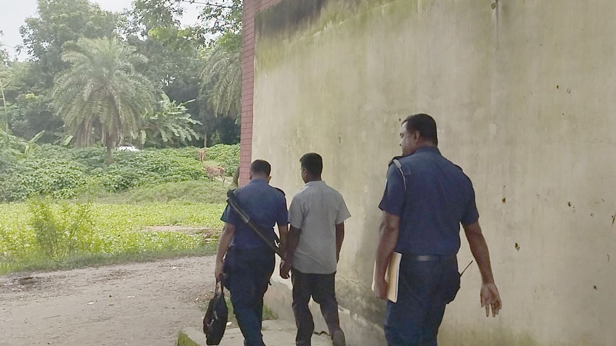 অভিযুক্তকে আটক করে নিয়ে যায় পুলিশ। ছবি- রূপালী বাংলাদেশ