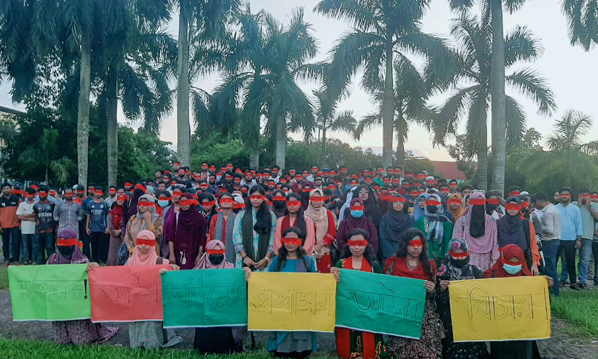বহিরাগতদের হামলার প্রতিবাদে চোখে লাল কাপড় বেঁধে ‘রেড মার্চ ফর জাস্টিস’ কর্মসূচি পালন করেন বাকৃবির শিক্ষার্থীরা। ছবি- রূপালী বাংলাদেশ