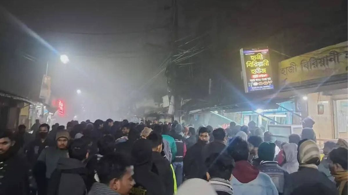 বিশ্ববিদ্যালয়ের শেষ মোড়ে শিক্ষার্থীদের ওপর স্থানীয়দের হামলা। ছবি : রূপালী বাংলাদেশ
