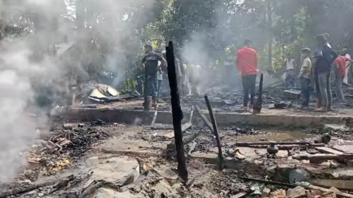 আগুন পুড়ে যাওয়া বসতঘর। ছবি- রূপালী বাংলাদেশ