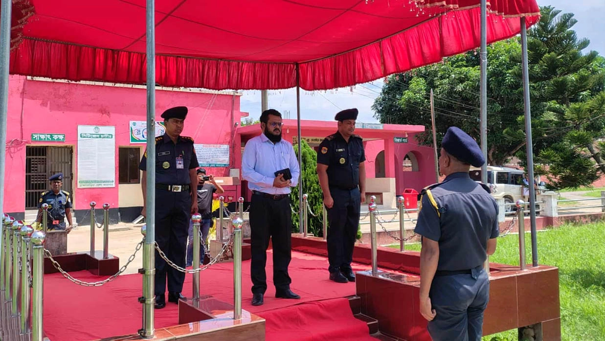 ব্রাহ্মণবাড়িয়া জেলা প্রশাসনের দায়িত্বপ্রাপ্ত অতিরিক্ত জেলা ম্যাজিস্ট্রেট (এডিএম) মুরাদ কারাগার পরিদর্শন করেন, এ সময় তার সঙ্গে ছিলেন জেল সুপার মো. ওবায়দুর রহমান এবং জেলার কামরুল ইসলাম।   ছবি- রূপালী বাংলাদেশ