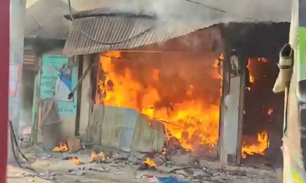 আখাউড়ায় ভয়াবহ অগ্নিকাণ্ড। ছবি- রূপালী বাংলাদেশ
