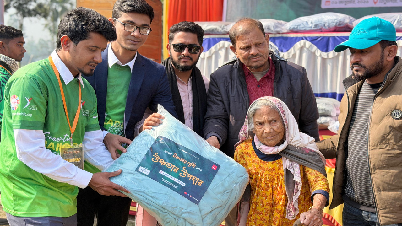 বাংলাদেশ স্টুডেন্ট কাউন্সিলের উদ্যোগে কম্বল বিতরণ। ছবি-রূপালী বাংলাদেশ