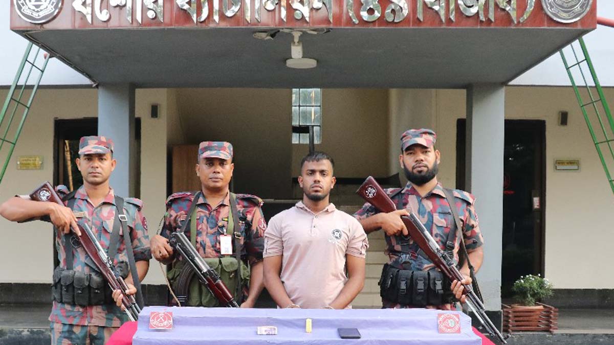 বেনাপোল সীমান্তে অভিযান চালিয়ে বিভিন্ন মালামালসহ এক স্বর্ণ পাচারকারী আটক। ছবি- রূপালী বাংলাদেশ