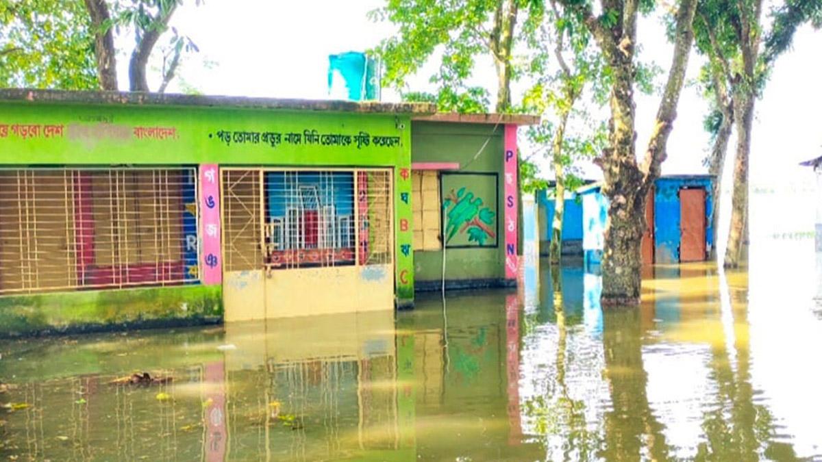 বেনাপোল সীমান্তের বাহাদুরপুর ইউনিয়নের ঘিবা, সরবাংহুদা গ্রামে বাড়িঘর পানির নিচে। ছবি- রূপালী বাংলাদেশ