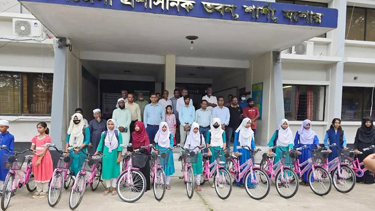 শার্শায় দরিদ্র ও মেধাবী শিক্ষার্থীদের মাঝে বাইসাইকেল বিতরণ। ছবি- রূপালী বাংলাদেশ