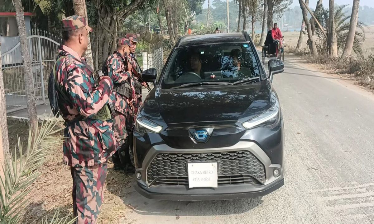 যশোরের বেনাপোল সীমান্তে বিজিবির তল্লাশি। ছবি- রূপালী বাংলাদেশ