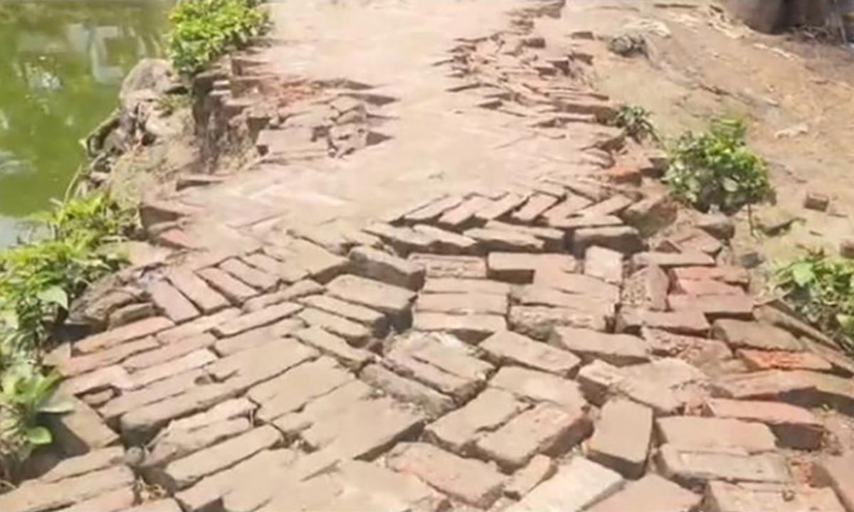 পুকুরে বিলীন হচ্ছে রাস্তা, দুর্ভোগে দেড় হাজার মানুষ