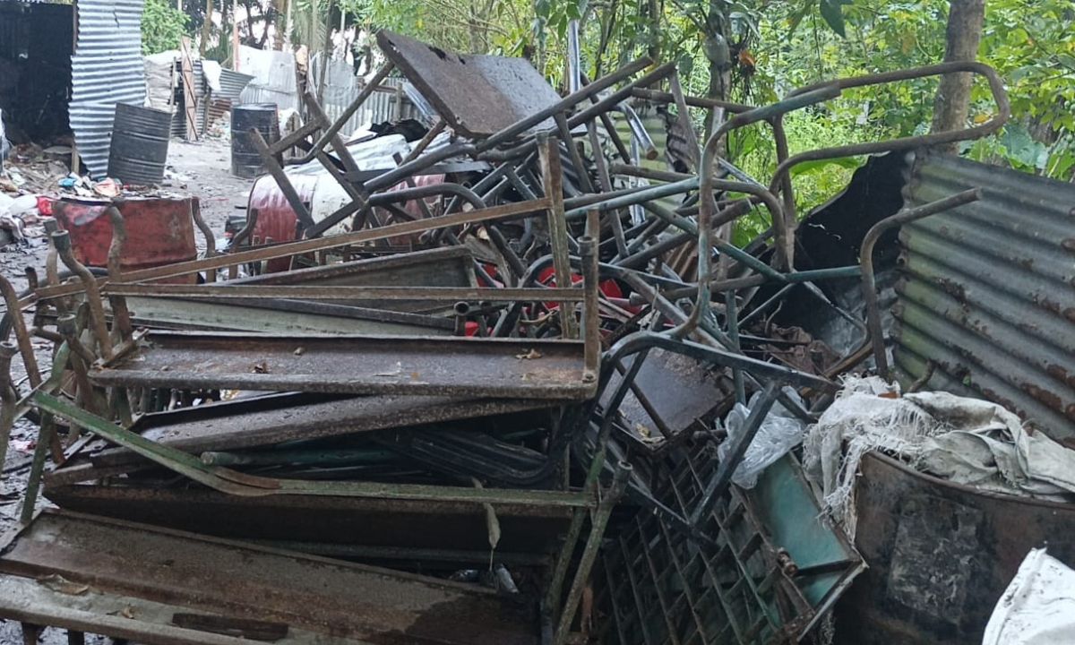 বিক্রি করা বেঞ্চ। ছবি- রূপালী বাংলাদেশ