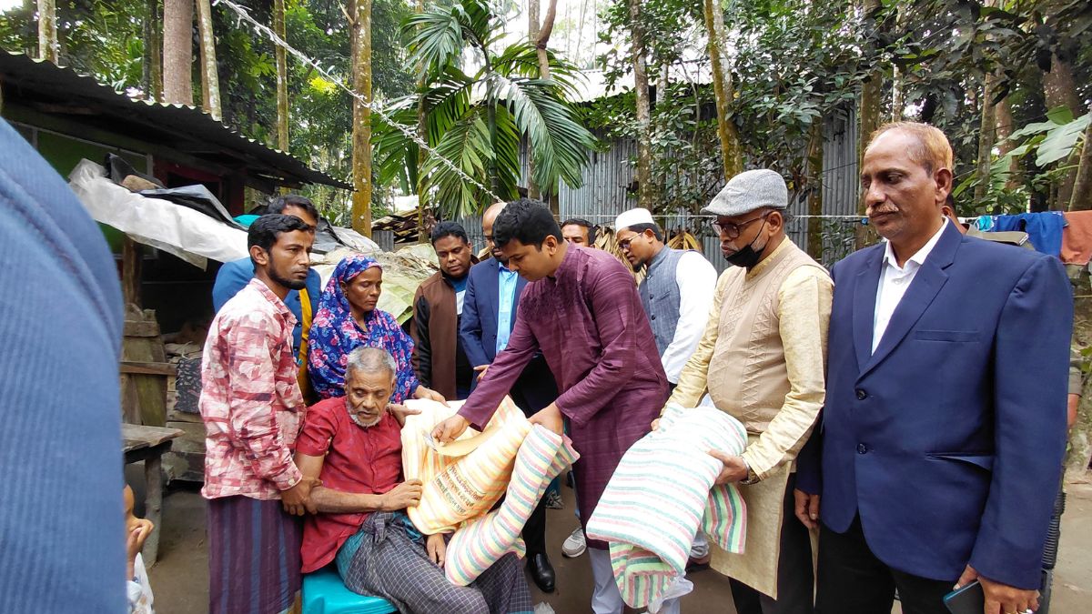 বেতাগীতে শয্যাশায়ী বিএনপিকর্মী আজাহার হাওলাদারকে সহায়তা দিচ্ছেন বিদায়ী ইউএনও হরেকৃষ্ণ অধিকারী। ছবি- রূপালী বাংলাদেশ
