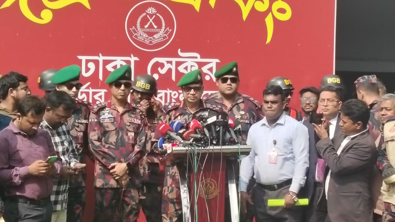 সংবাদ সম্মেলনে কথা বলেন বিজিবির ঢাকা সেক্টর কমান্ডার কর্নেল এস এম আবুল এহসান। ছবি : সংগৃহীত