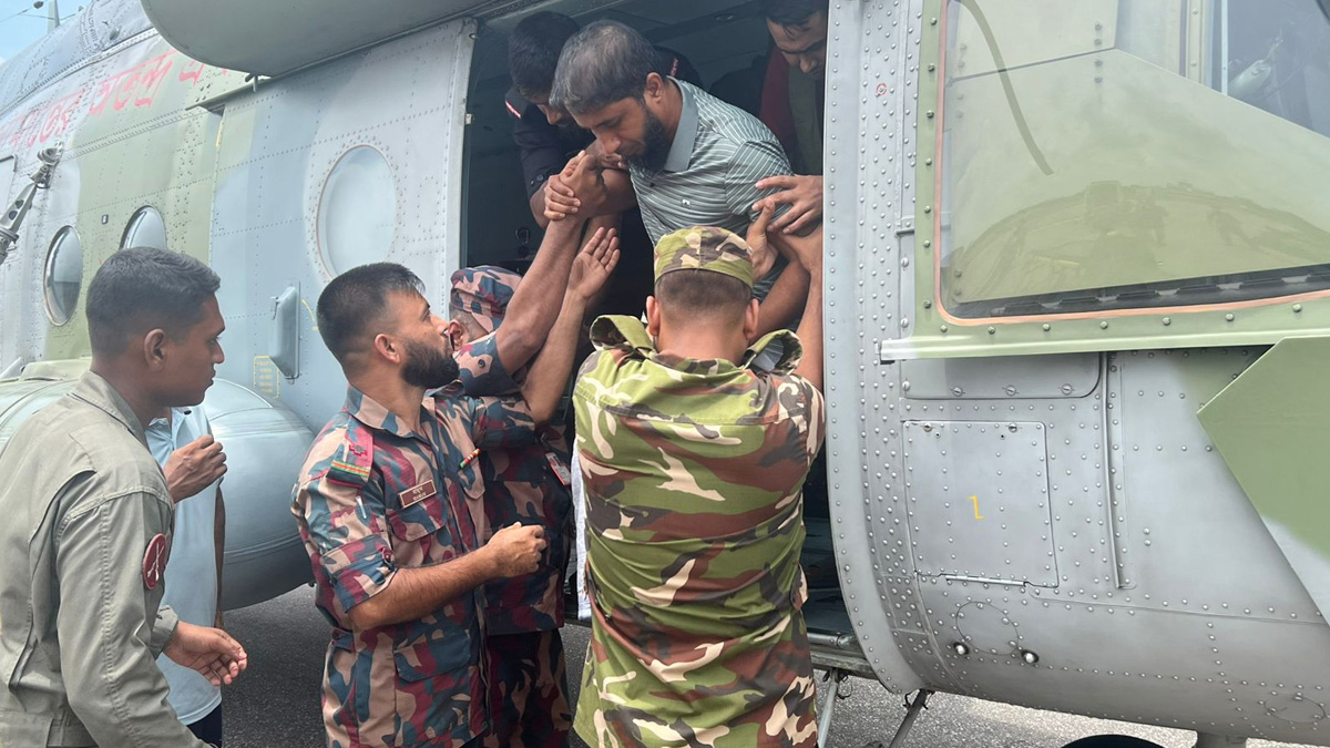 সীমান্তে স্থল মাইন বিস্ফোরণে আহত বন্যহাতির চিকিৎসা দিতে গিয়ে আহত চিকিৎসকদের আনা হলো ঢাকায়। ছবি- রূপালী বাংলাদেশ
