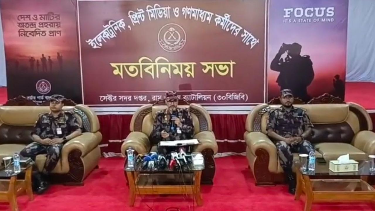 সেক্টর হেডকোয়ার্টারস রামুতে আয়োজিত সাংবাদিকদের সঙ্গে মতবিনিময় করেন