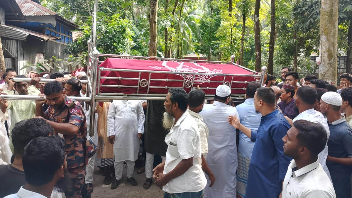 যথাযোগ্য সামরিক মর্যাদায় আকতার হোসেনকে দাফন করা হয়েছে।    ছবি- সংগৃহীত