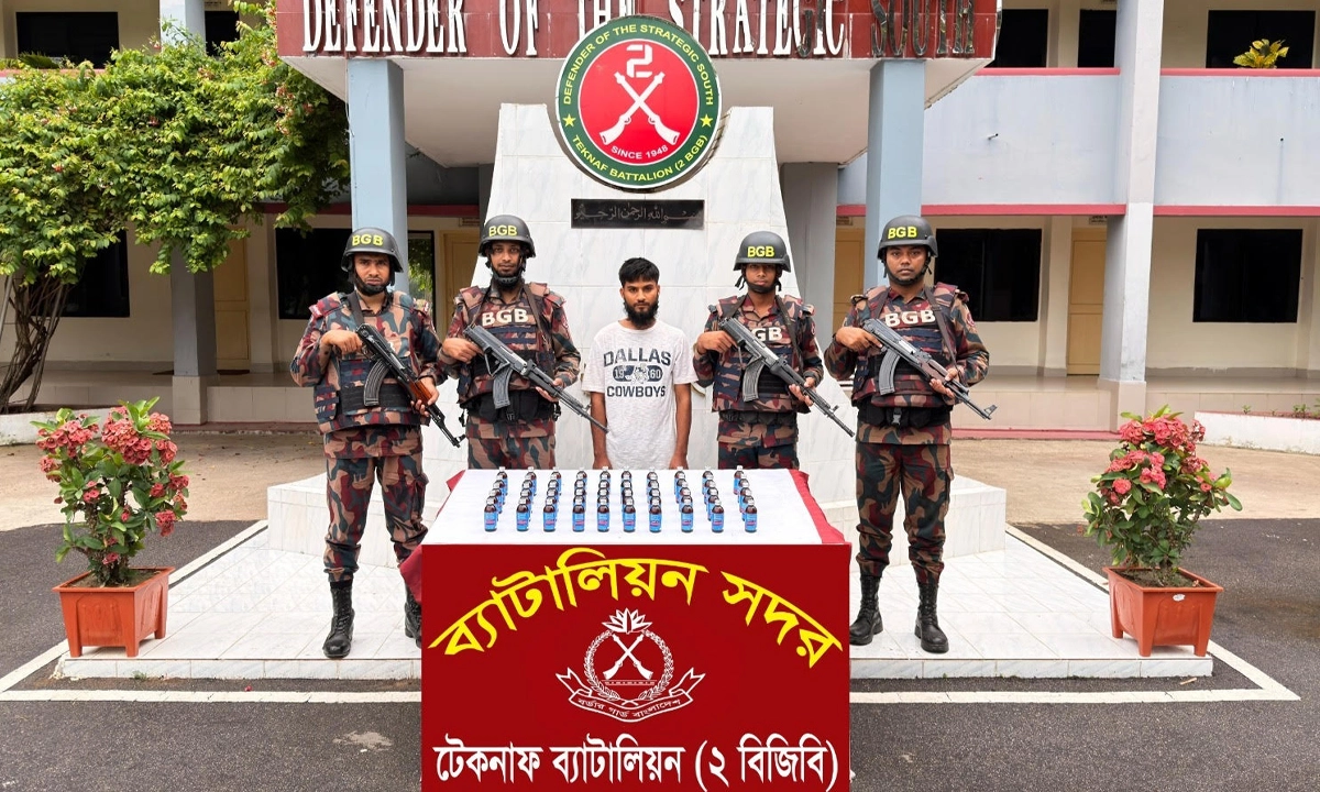 ফেনসিডিলসহ এক মাদক পাচারকারীকে আটক করে বিজিবি। ছবি : সংগৃহীত
