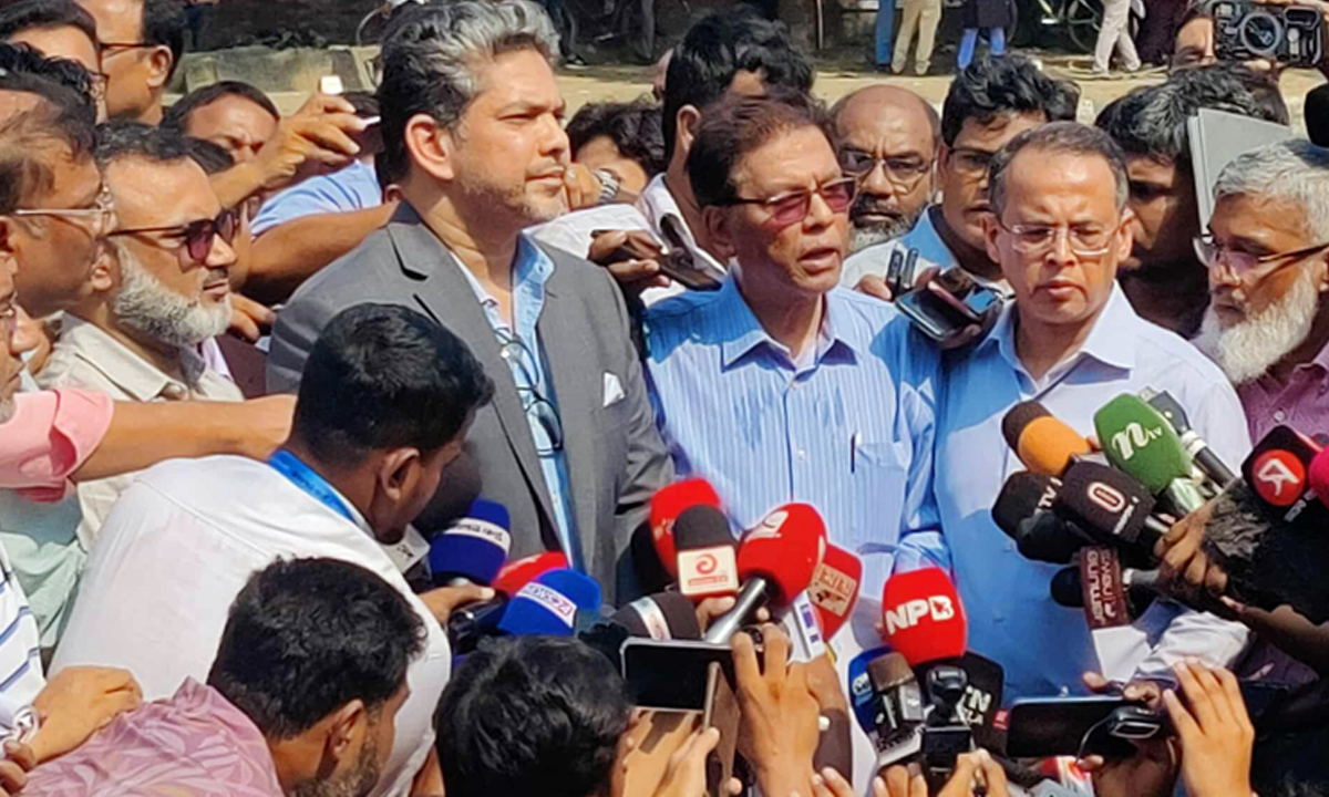 সাংবাদিকদের সাথে কথা বলছেন বিজিএমইএর জ্যেষ্ঠ সহসভাপতি ইনামুল হক খান। ছবি- সংগৃহীত