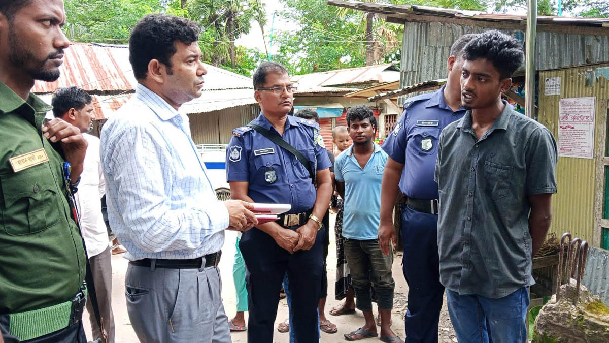 লালমোহনে মাদক সেবনের অভিযোগে জহিরকে কারাদণ্ড দিয়েছে ভ্রাম্যমাণ আদালত। ছবি- রূপালী বাংলাদেশ