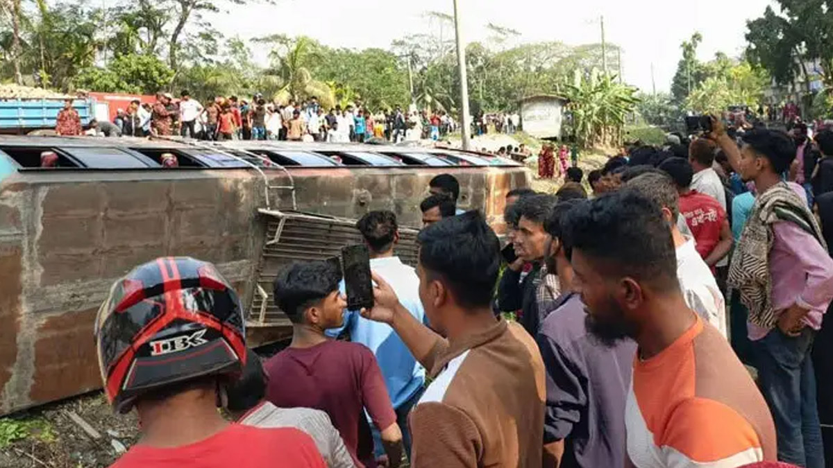 দুমড়ে-মুচড়ে যাওয়া বাস।  ছবি : সংগৃহীত