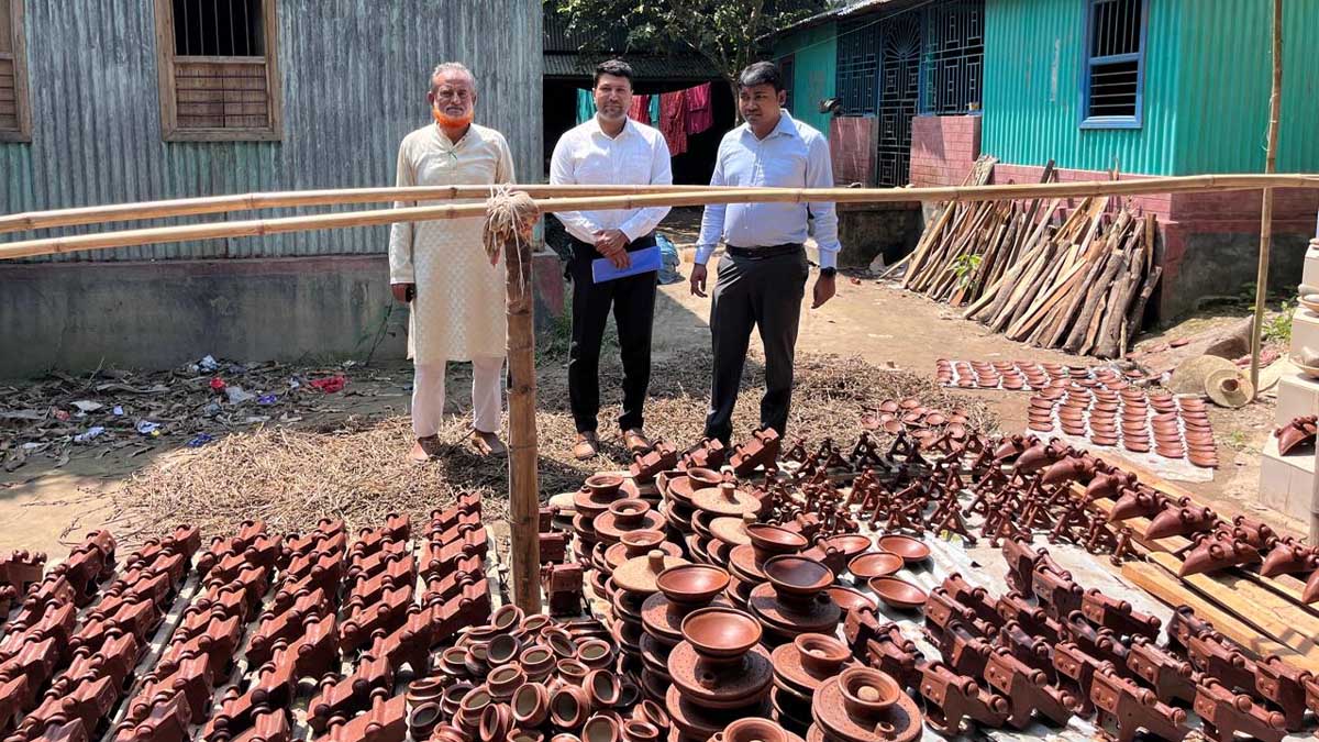 উপজেলা নির্বাহী কর্মকর্তা মো. আবু আবদুল্লাহ খান গোবিন্দাসী ইউনিয়নের কয়েড়া গ্রামের পালপাড়া পরিদর্শন করেন।   ছবি- রূপালী বাংলাদেশ