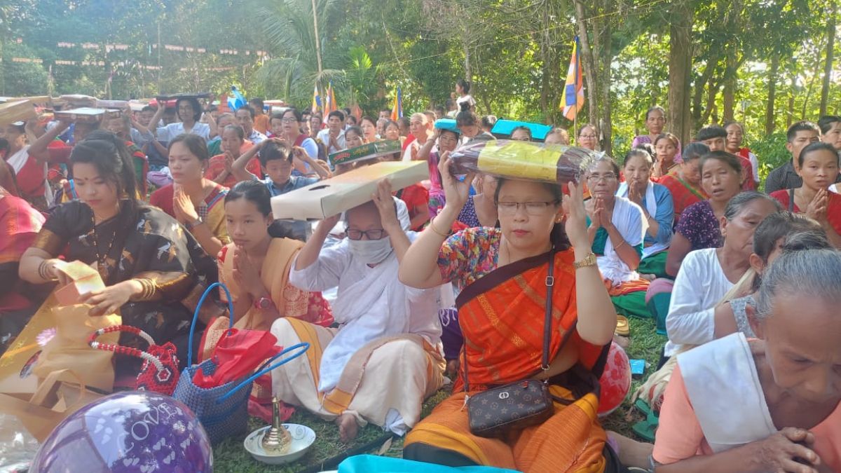 বৌদ্ধ ধর্মাবলম্বীদের মহান দানোত্তম কঠিন চীবর দান ধর্মীয় অনুষ্ঠান পালিত। রূপালী বাংলাদেশ