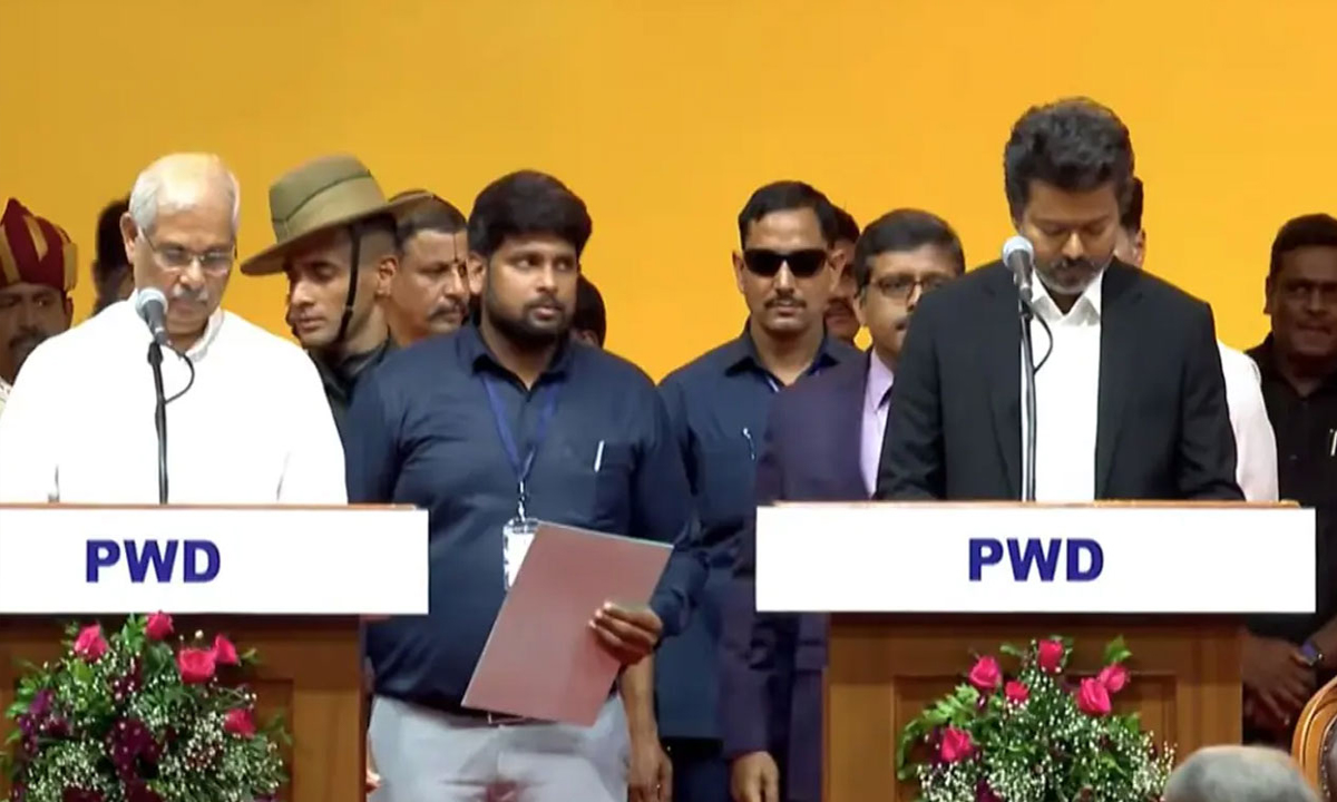 তামিলনাড়ুর মুখ্যমন্ত্রী হিসেবে শপথ নিচ্ছেন চন্দ্রশেখর জোসেফ বিজয়। ছবি : সংগৃহীত