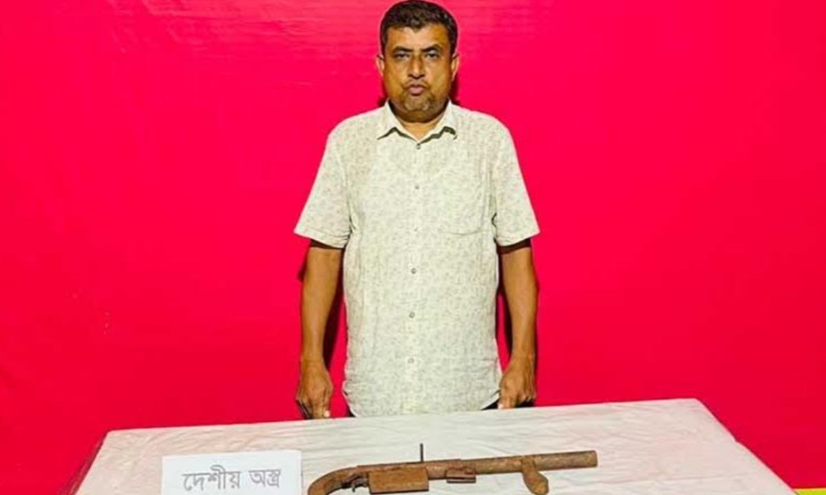 লক্ষ্মীপুরে অস্ত্রসহ যুবদল নেতা বিল্লাল হোসেন আটক। ছবি- রূপালী বাংলাদেশ