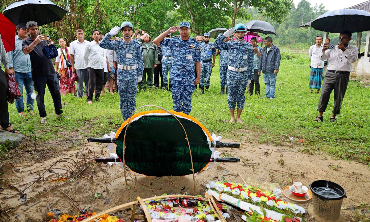 সাম্প্রতিক দুর্ঘটনায় নিহতদের সমাধিতে পুষ্পস্তবক অর্পণ করা হয়। ছবি- সংগৃহীত